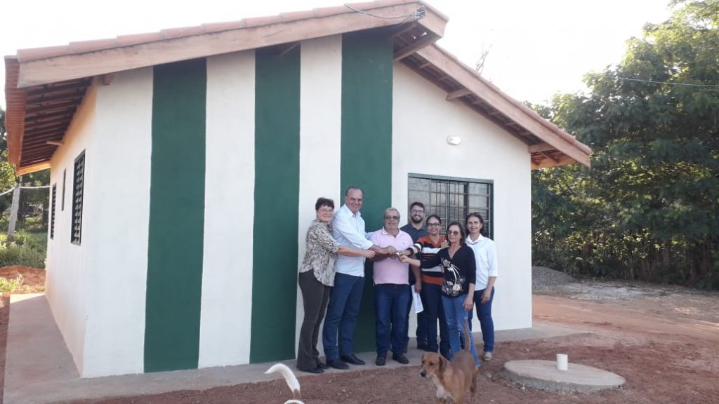 Em clima de emoção e alegria, prefeito Neco Pagliosa entrega casas aos moradores