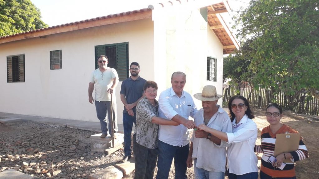 Em clima de emoção e alegria, prefeito Neco Pagliosa entrega casas aos moradores