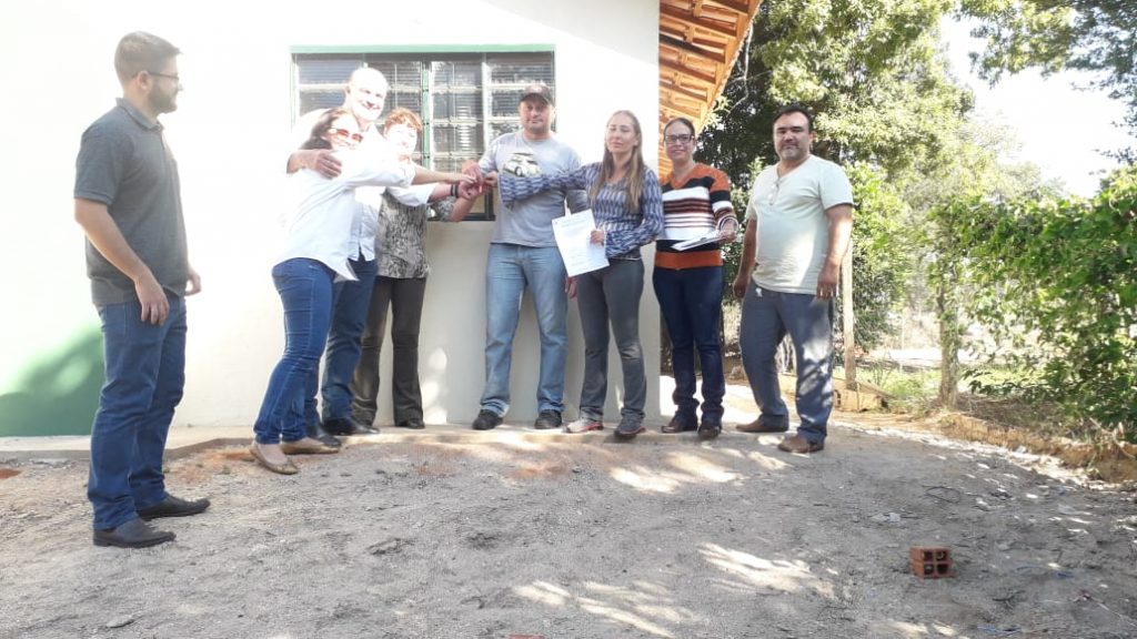 Em clima de emoção e alegria, prefeito Neco Pagliosa entrega casas aos moradores