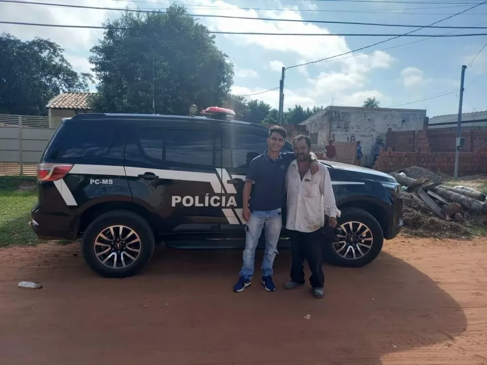 Após mais de uma década, filho reencontra pai com a ajuda da polícia