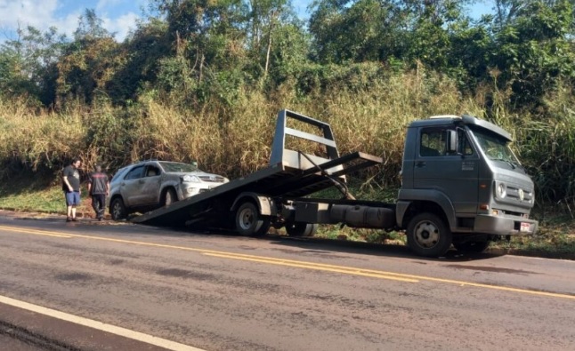 Veículo com família de vereador amambaiense tomba em curva de rodovia do Paraná