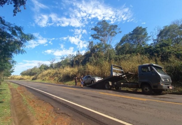 Veículo com família de vereador amambaiense tomba em curva de rodovia do Paraná