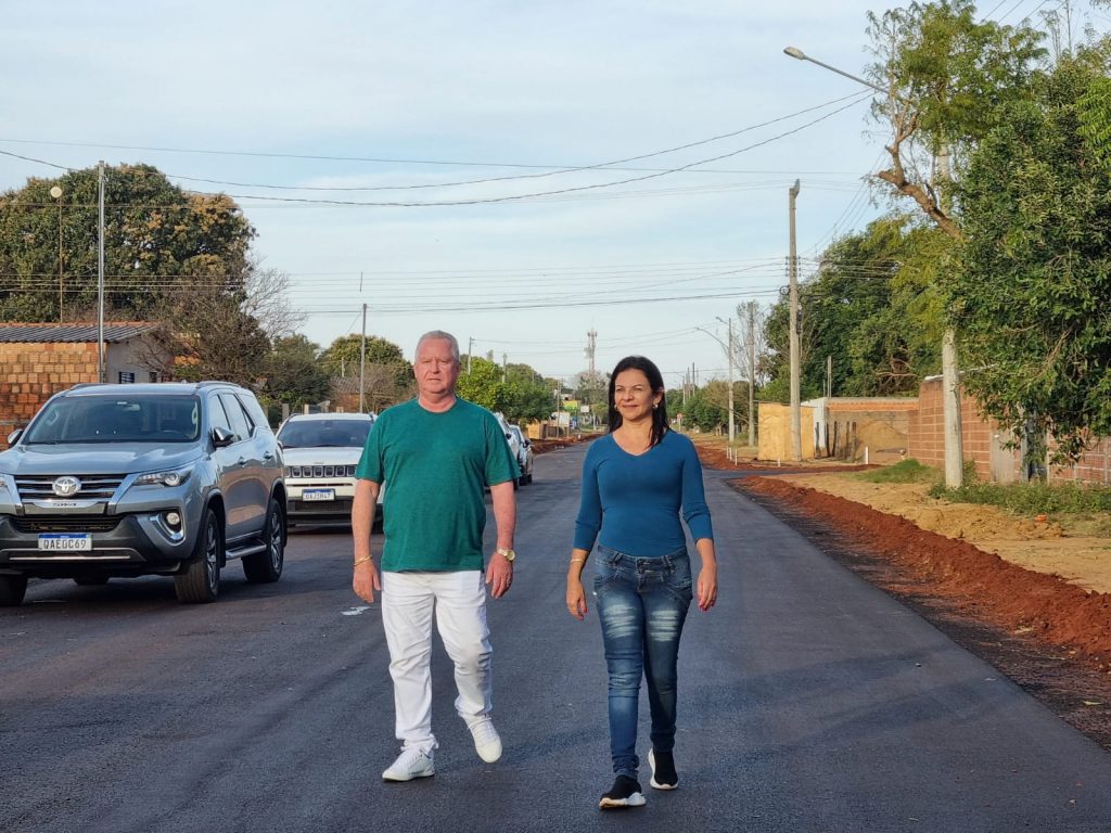 Prefeito de Juti Gilson Cruz e vice Bel Rodrigues comemoram asfalto da rua Princesa Izabel