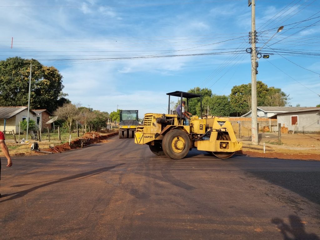 Prefeito de Juti Gilson Cruz e vice Bel Rodrigues comemoram asfalto da rua Princesa Izabel