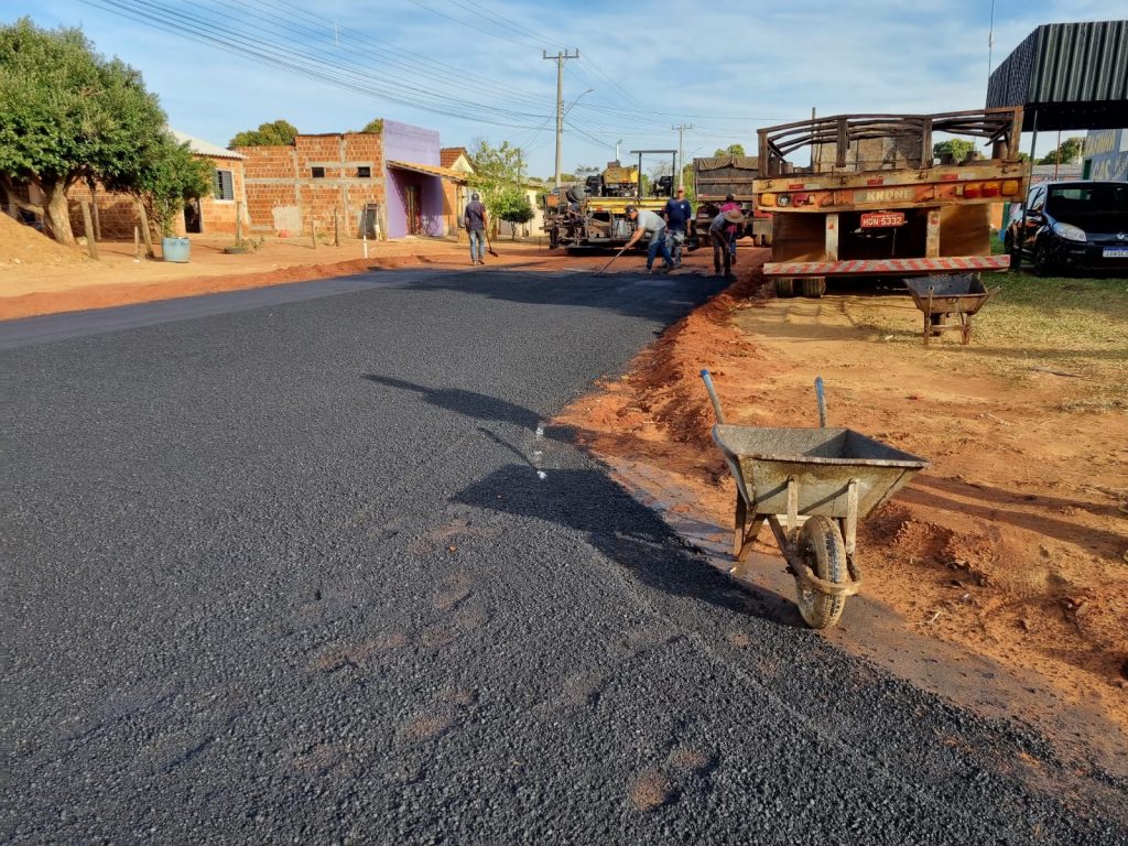 Prefeito de Juti Gilson Cruz e vice Bel Rodrigues comemoram asfalto da rua Princesa Izabel