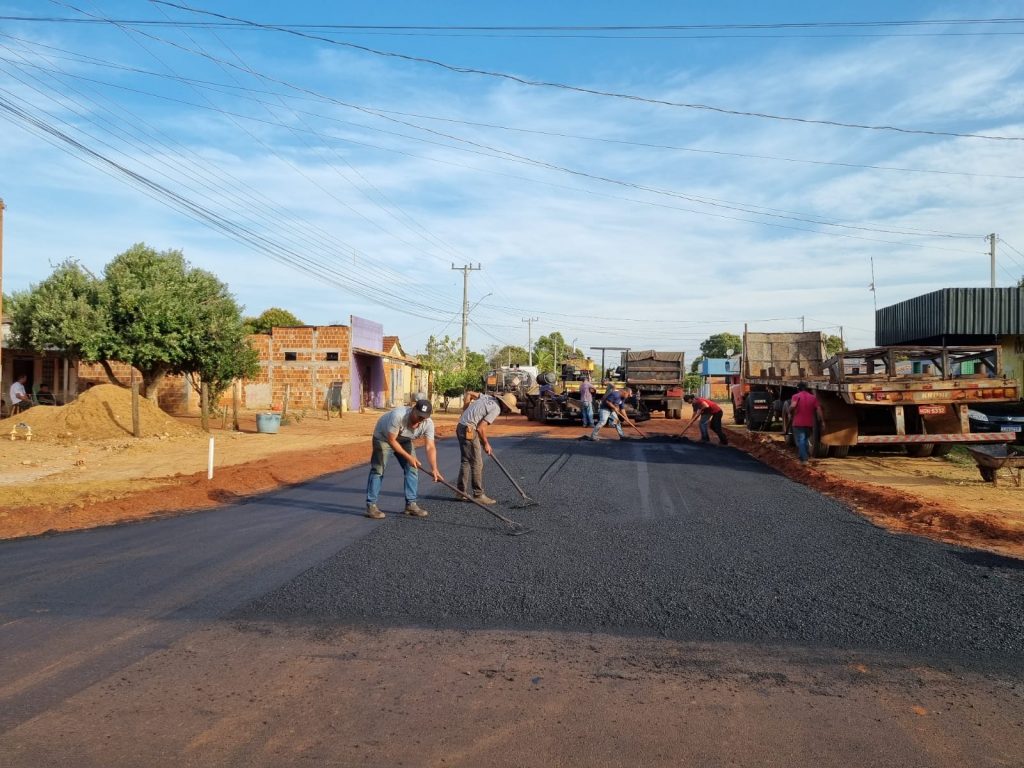 Prefeito de Juti Gilson Cruz e vice Bel Rodrigues comemoram asfalto da rua Princesa Izabel