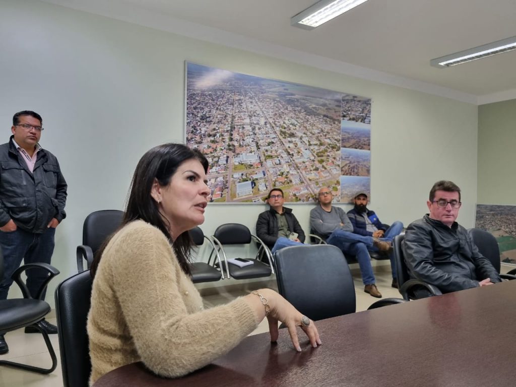 Candidata a deputada estadual Glaucia Iunes visita prefeito de Amambai Dr. Bandeira