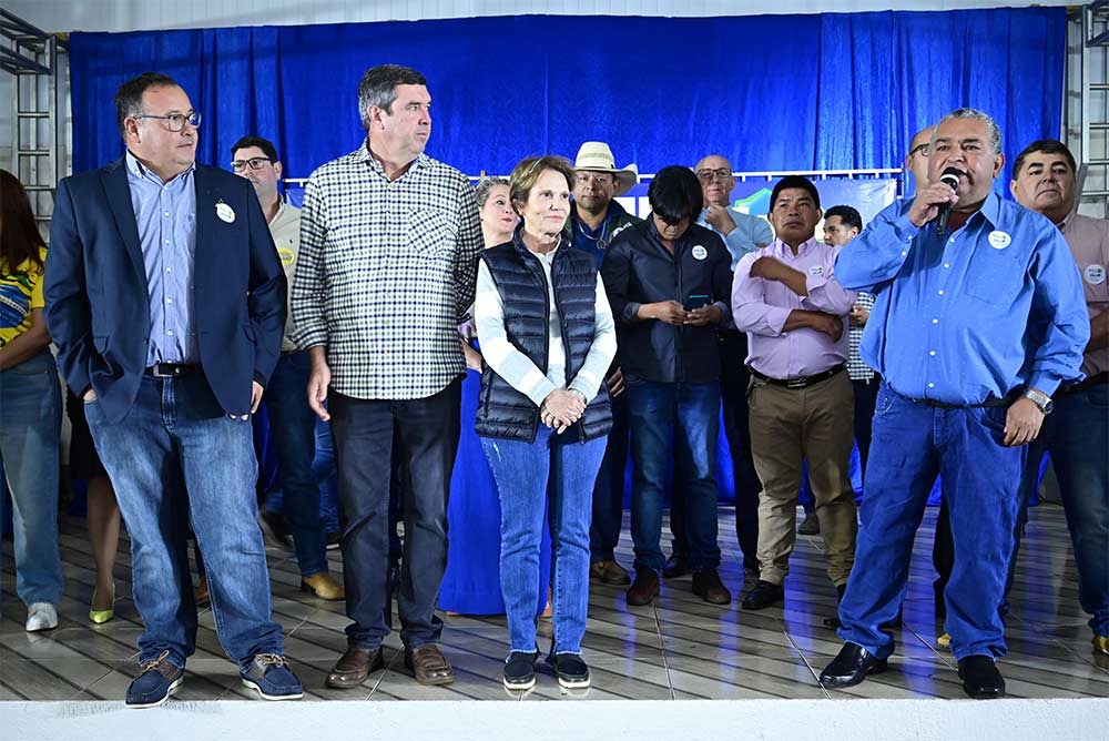 Com grande público presente, Eduardo Riedel e Tereza Cristina realizam ato político em Amambai