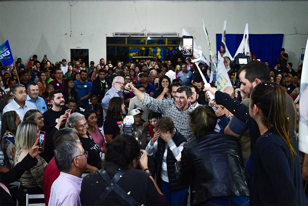 Com grande público presente, Eduardo Riedel e Tereza Cristina realizam ato político em Amambai