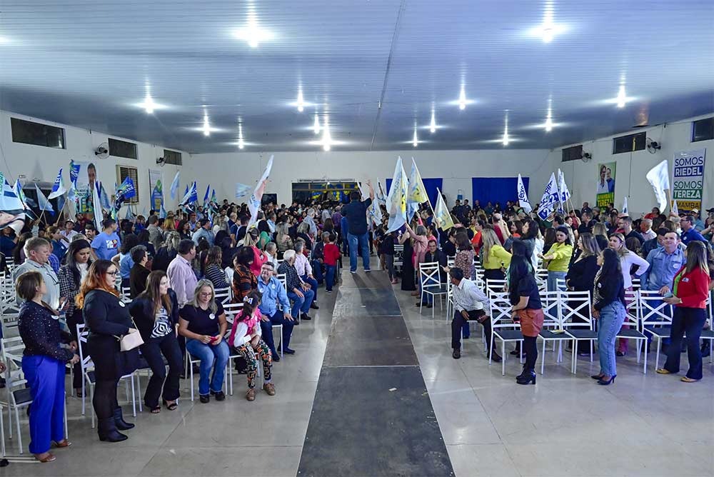 Com grande público presente, Eduardo Riedel e Tereza Cristina realizam ato político em Amambai