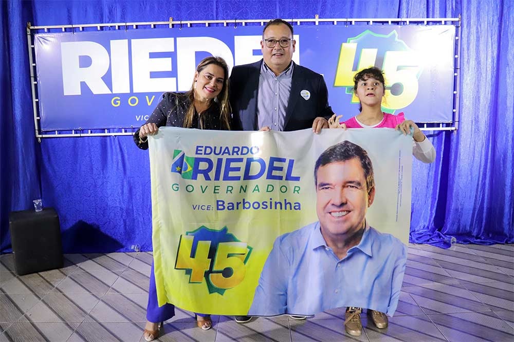 Com grande público presente, Eduardo Riedel e Tereza Cristina realizam ato político em Amambai