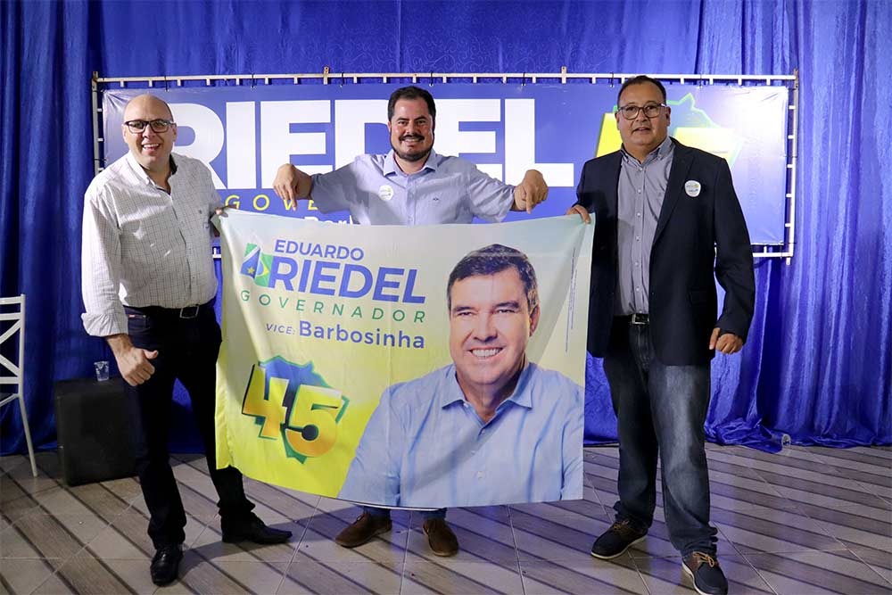 Com grande público presente, Eduardo Riedel e Tereza Cristina realizam ato político em Amambai