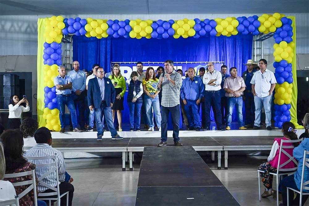 Com grande público presente, Eduardo Riedel e Tereza Cristina realizam ato político em Amambai