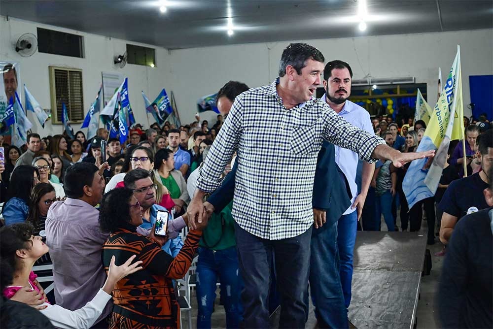 Com grande público presente, Eduardo Riedel e Tereza Cristina realizam ato político em Amambai