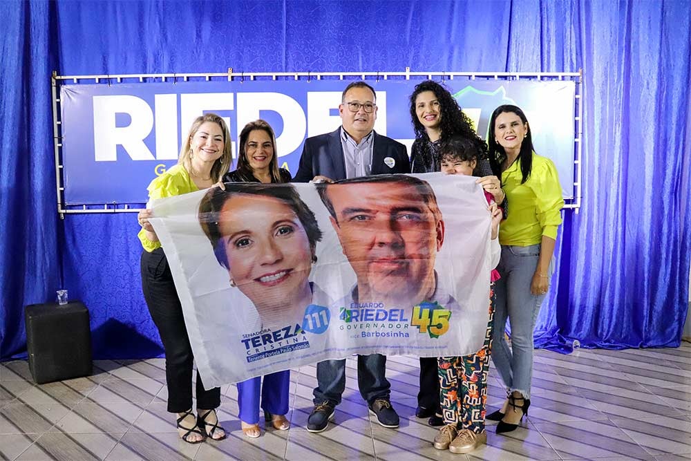 Com grande público presente, Eduardo Riedel e Tereza Cristina realizam ato político em Amambai