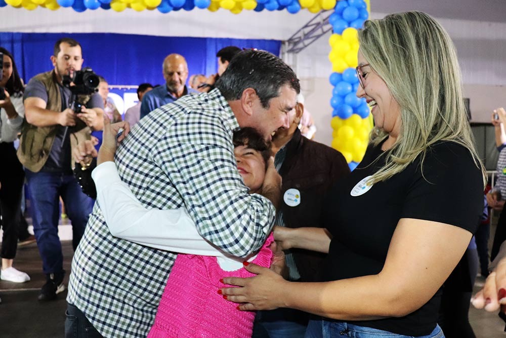 Com grande público presente, Eduardo Riedel e Tereza Cristina realizam ato político em Amambai