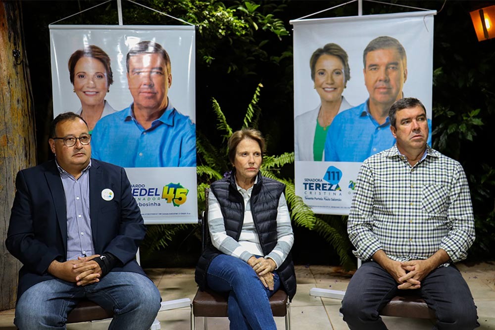 Com grande público presente, Eduardo Riedel e Tereza Cristina realizam ato político em Amambai