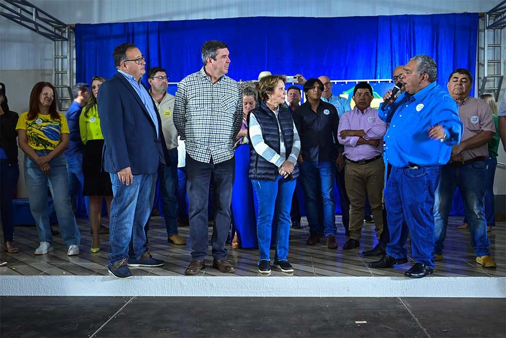 Com grande público presente, Eduardo Riedel e Tereza Cristina realizam ato político em Amambai