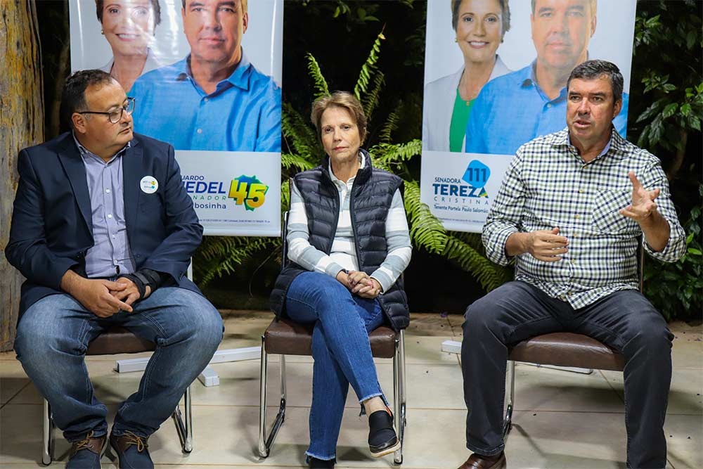 Com grande público presente, Eduardo Riedel e Tereza Cristina realizam ato político em Amambai