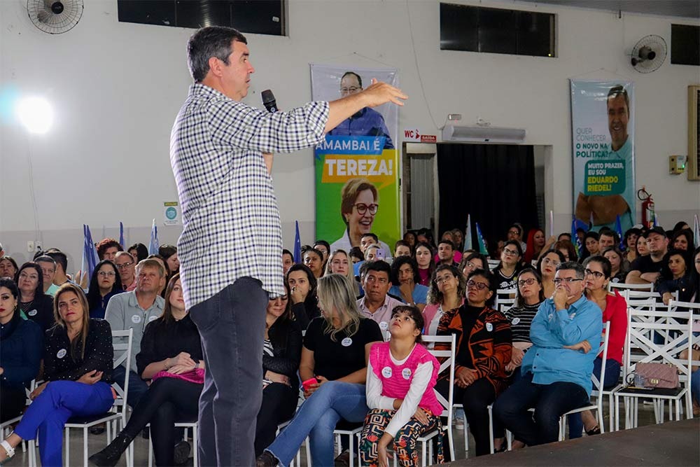 Com grande público presente, Eduardo Riedel e Tereza Cristina realizam ato político em Amambai