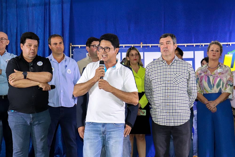 Com grande público presente, Eduardo Riedel e Tereza Cristina realizam ato político em Amambai