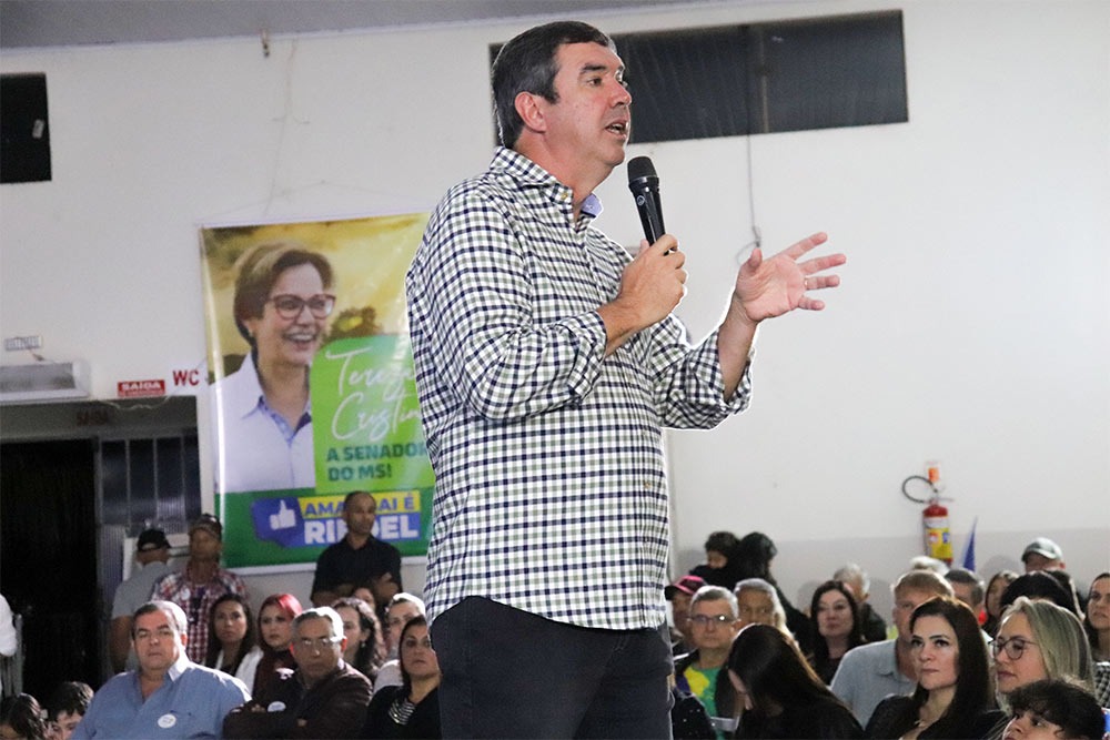 Com grande público presente, Eduardo Riedel e Tereza Cristina realizam ato político em Amambai