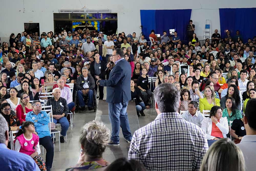 Com grande público presente, Eduardo Riedel e Tereza Cristina realizam ato político em Amambai