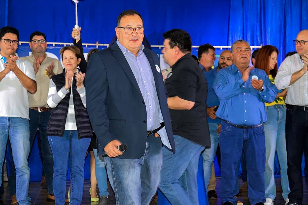 Com grande público presente, Eduardo Riedel e Tereza Cristina realizam ato político em Amambai