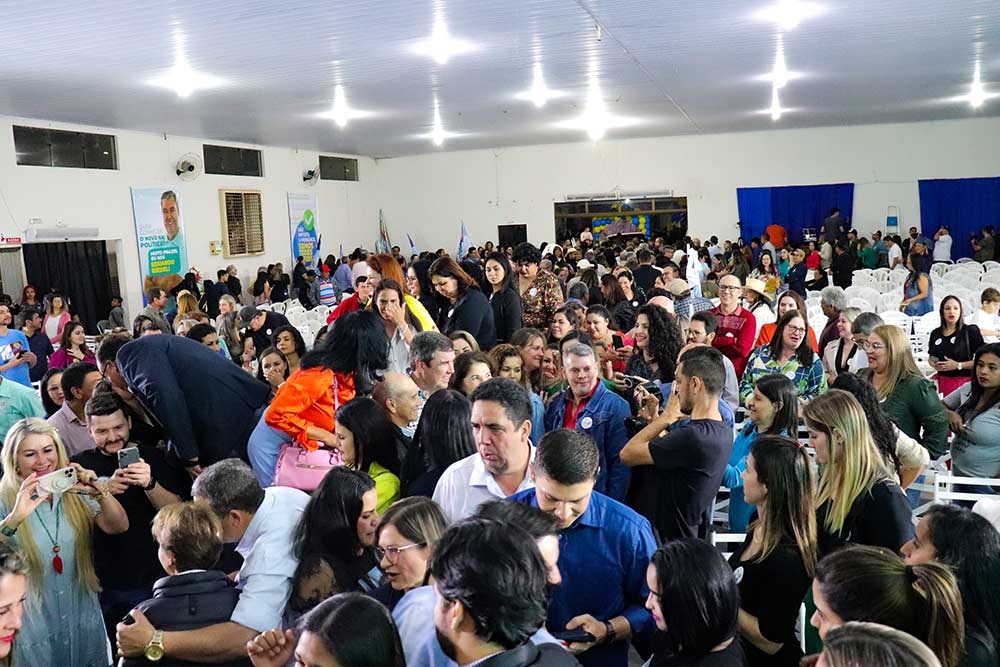 Com grande público presente, Eduardo Riedel e Tereza Cristina realizam ato político em Amambai