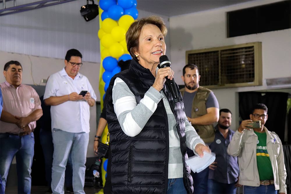 Com grande público presente, Eduardo Riedel e Tereza Cristina realizam ato político em Amambai