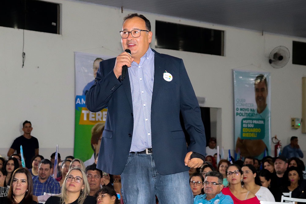 Com grande público presente, Eduardo Riedel e Tereza Cristina realizam ato político em Amambai