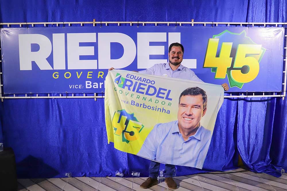 Com grande público presente, Eduardo Riedel e Tereza Cristina realizam ato político em Amambai