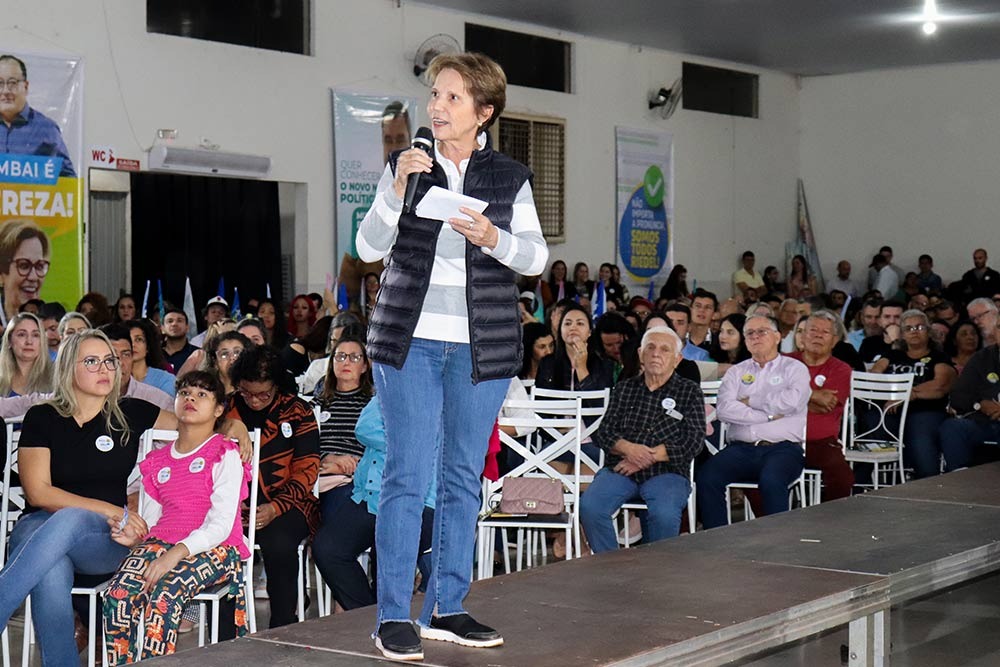 Com grande público presente, Eduardo Riedel e Tereza Cristina realizam ato político em Amambai