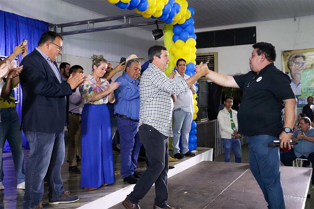 Com grande público presente, Eduardo Riedel e Tereza Cristina realizam ato político em Amambai