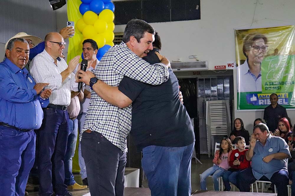 Com grande público presente, Eduardo Riedel e Tereza Cristina realizam ato político em Amambai