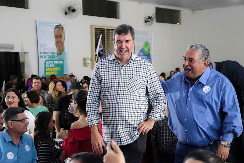 Com grande público presente, Eduardo Riedel e Tereza Cristina realizam ato político em Amambai