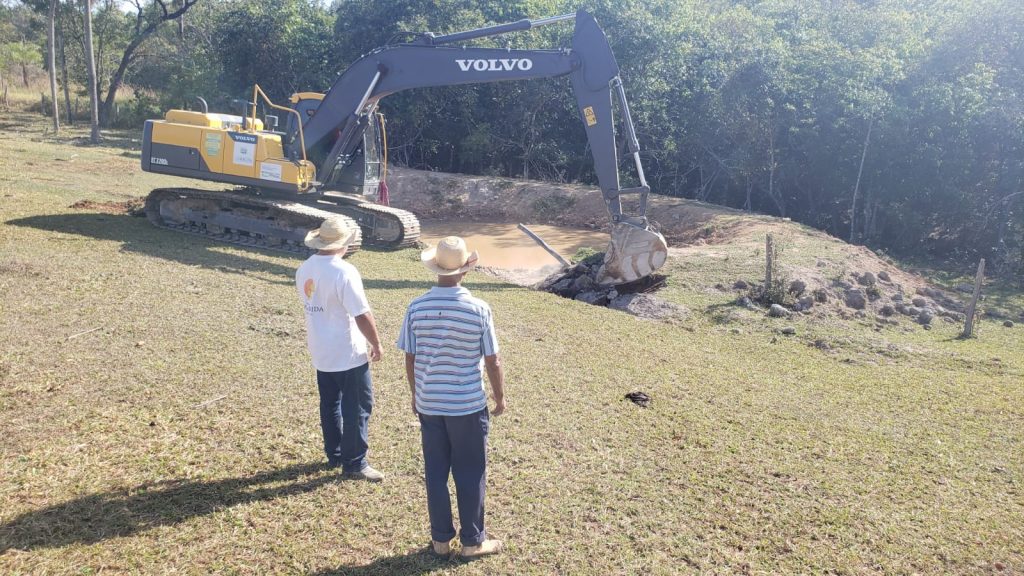 Prefeitura de Caracol auxilia piscicultores com construção e reforma de açudes