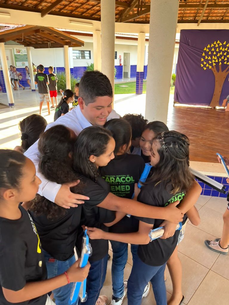 Em Caracol, projeto Arte com Música recebe 90 flautas da Cooperativa SICREDI