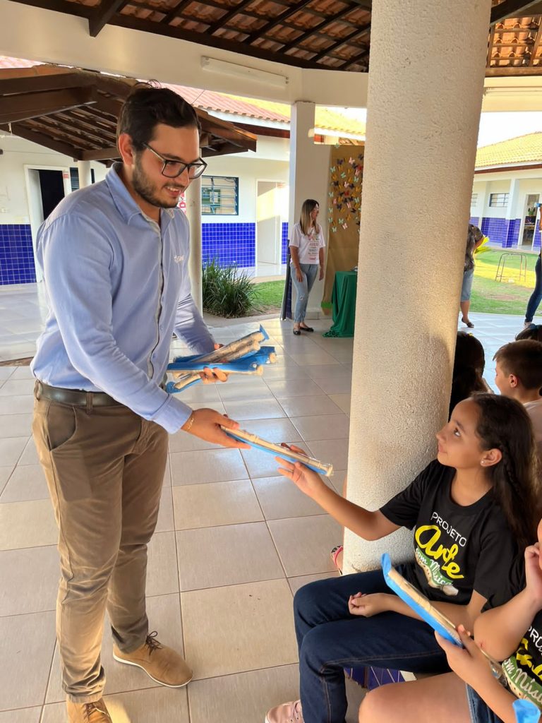 Em Caracol, projeto Arte com Música recebe 90 flautas da Cooperativa SICREDI