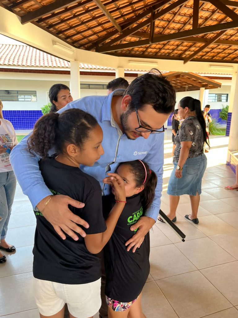 Em Caracol, projeto Arte com Música recebe 90 flautas da Cooperativa SICREDI