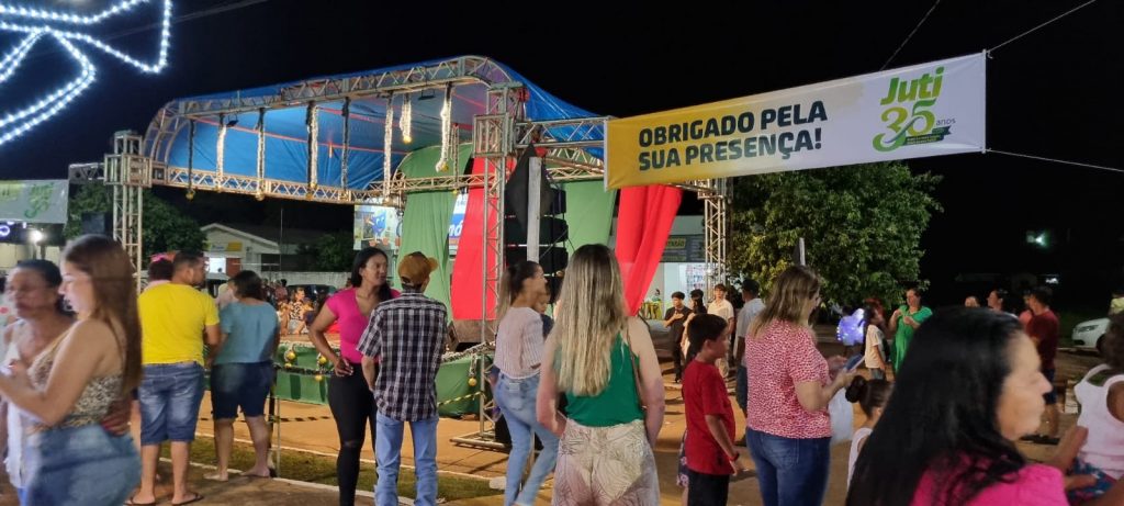 Com a presença de grande púbico, Prefeitura de Juti realizou inauguração da Iluminação Natalina nesta segunda-feira