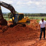 Valter Brito acompanha Dr. Bandeira e Chico Piroli em visita técnica aos serviços na estrada Nova Esperança