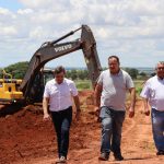 Valter Brito acompanha Dr. Bandeira e Chico Piroli em visita técnica aos serviços na estrada Nova Esperança