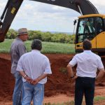 Valter Brito acompanha Dr. Bandeira e Chico Piroli em visita técnica aos serviços na estrada Nova Esperança