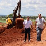 Valter Brito acompanha Dr. Bandeira e Chico Piroli em visita técnica aos serviços na estrada Nova Esperança