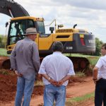 Valter Brito acompanha Dr. Bandeira e Chico Piroli em visita técnica aos serviços na estrada Nova Esperança