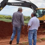 Valter Brito acompanha Dr. Bandeira e Chico Piroli em visita técnica aos serviços na estrada Nova Esperança