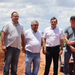 Valter Brito acompanha Dr. Bandeira e Chico Piroli em visita técnica aos serviços na estrada Nova Esperança