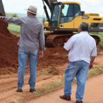 Valter Brito acompanha Dr. Bandeira e Chico Piroli em visita técnica aos serviços na estrada Nova Esperança