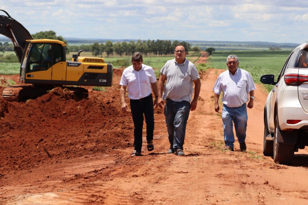 Valter Brito acompanha Dr. Bandeira e Chico Piroli em visita técnica aos serviços na estrada Nova Esperança